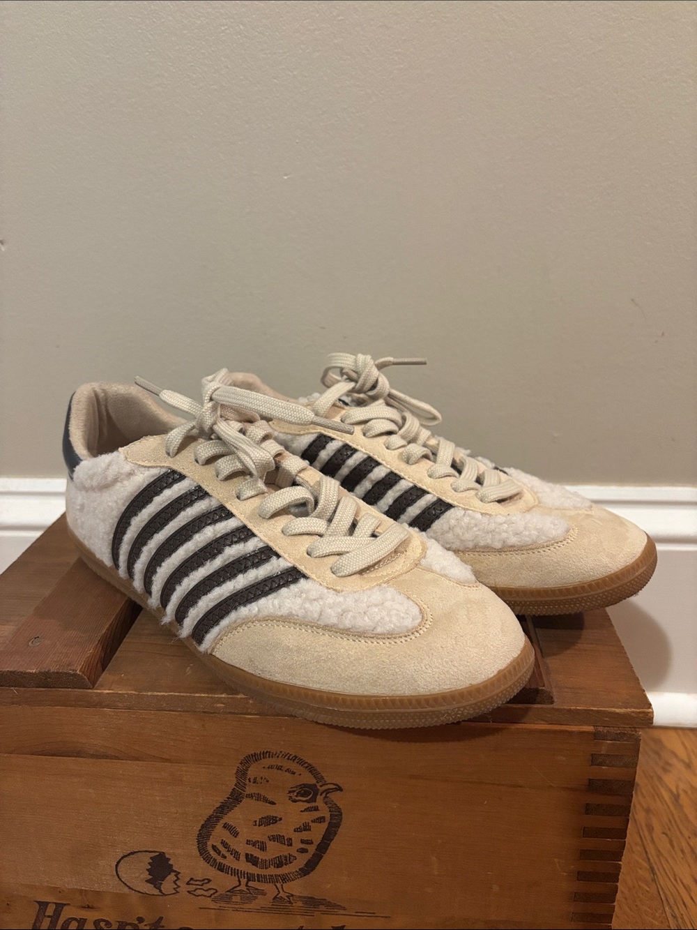 SHUSHOP Stevie Beige Shearling Sneaker Womens Size 8.5 Retro Gum Sole Low Top